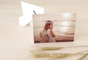 Hermosa foto de niña en la playa con álbum de fotos 3F Álbumes, ideal para recuerdos y regalos.