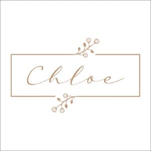 Árbol con flores y nombre “Chloe” en texto cursivo y elegante.