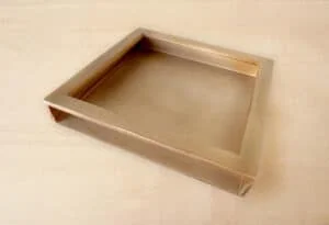 Caja para álbumes de fotos en madera natural.