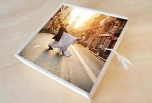 Pareja de enamorados en boda en la calle con atardecer romántico, estilo vintage.