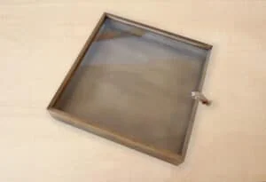 Alto lugar de almacenamiento para álbumes fotográficos, madera y acrílico, elegante y funcional.