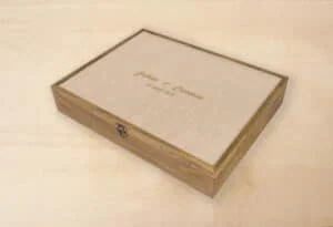 Álbum de fotos personalizado en madera con grabado para memorable ocasión.