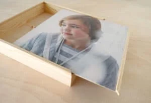 Hermoso álbum de fotos personalizado para niños en madera natural, ideal para guardar recuerdos especiales.