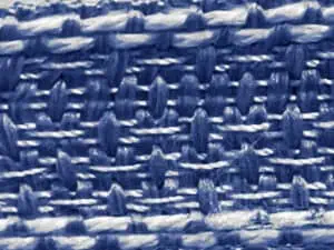 Cortinas de hielo en un paisaje congelado, efecto de la escarcha y el frío intenso.