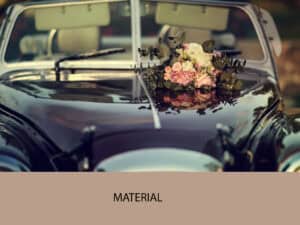 Elegante coche vintage negro con ramo de flores de boda en el capó, ideal para álbumes de recuerdos.