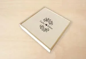 Álbum personalizado con nombres y diseño de ramas para recuerdos y celebraciones especiales.