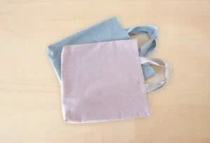 Bolsas de tela artesanales en colores pastel, ideales para regalar y reutilizar.