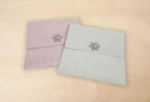 Bocetos de álbumes de infantil con detalles de flores y lazo en paspartú.