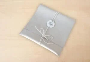Álbum de fotos personalizado color plateado con etiqueta de nombre Carla.