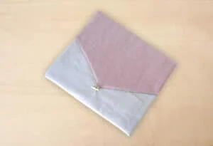Bandeja de fotos de álbum con diseño elegante en colores rosa y blanco para recuerdos especiales.
