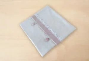 Suave álbum de fotos 3F con encaje y botones en tono rosado, ideal para recuerdos y momentos especiales.