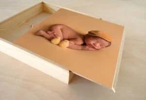 Adorable bebé durmiendo en un álbum de fotos personalizado de 3F Álbumes.