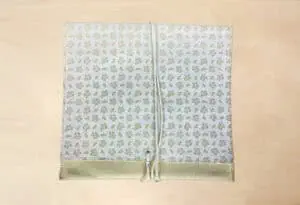 Álbum de fotos decorativo para recuerdos y ocasiones especiales, diseño en tonos blancos y dorados.