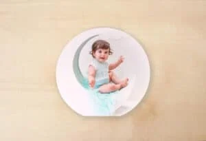 Niña bebé en álbum de fotos 3F Álbumes con diseño creativo y adorable.
