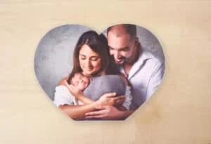 Cojín de fotos en forma de corazón con familia y bebé, regalo perfecto de álbumes para recuerdos especiales.