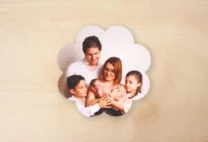 Recuerdo familiar en álbum de fotos familiar, marco de nube, celebración de nacimiento y familia feliz.