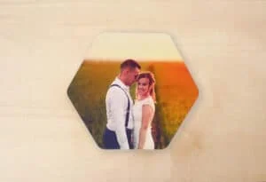 Boda romántica de pareja en campo al atardecer, álbum personalizado de 3F Álbumes.