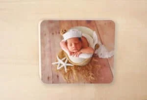 Bebé durmiendo en un álbum de fotos personalizado 3F Álbumes, con temática marina y decoración náutica.