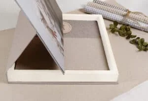 Álbum de fotos en decoración nórdica, estilo minimalista, con estructura en madera blanca y detalles en beige.