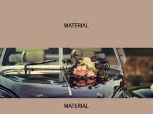 Elegante álbum de bodas con portada de coche clásico y ramo de flores frescas en tonos rosa y blanco.