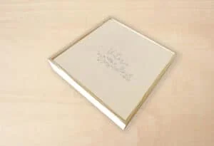 Álbum de fotos personalizado con nombre Victoria y diseño floral elegante.