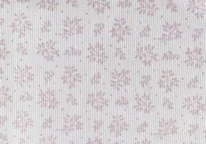 Bordado navideño de copos de nieve en tela blanca con detalles en rojo.