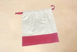 Bolsa de almacenamiento de tela con diseño en blanco y rosa para álbumes 3F.