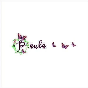 Colgante de inicial con mariposas y flores, diseño personalizado para álbumes de fotos.