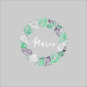 Artesanía de álbumes personalizados para ocasiones especiales, con diseño en conchas y nombres en estilo moderno.