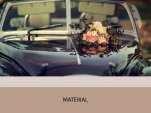 Claveles y rosas en coche clásico, ramo de bodas para ceremonia elegante y romántica en evento especial.
