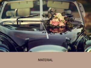 Elegante decoración de flores en coche clásico para bodas y eventos especiales.