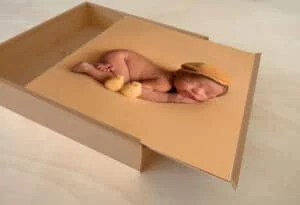 Dúo de álbumes para bebés con fotos adorable y set de patitos en caja de madera, perfecto para recuerdos infantiles.