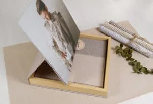 Álbum de fotos de niños en marrón y gris, diseño elegante y práctico para guardar recuerdos especiales.